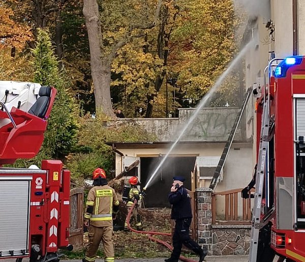Pożar pustostanu przy ul. Jeziornej w Kartuzach. Jedna osoba ranna-72462