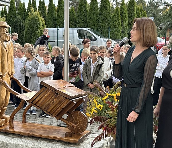 Goręczyno. Przed szkołą stanęła rzeźba Remusa, a w niej kapsuła czasu-72483