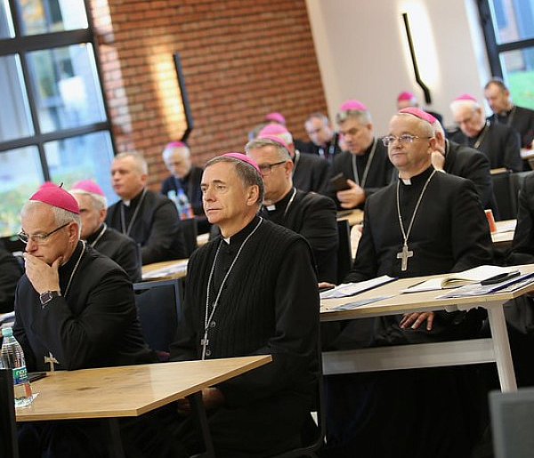 Migracja, lekcje religii... O czym jeszcze dyskutowali biskupi w Warzenku?-72556