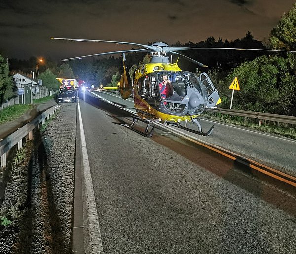 Leźno. Zderzenie osobówki z motocyklem. W akcji śmigłowiec LPR-72561