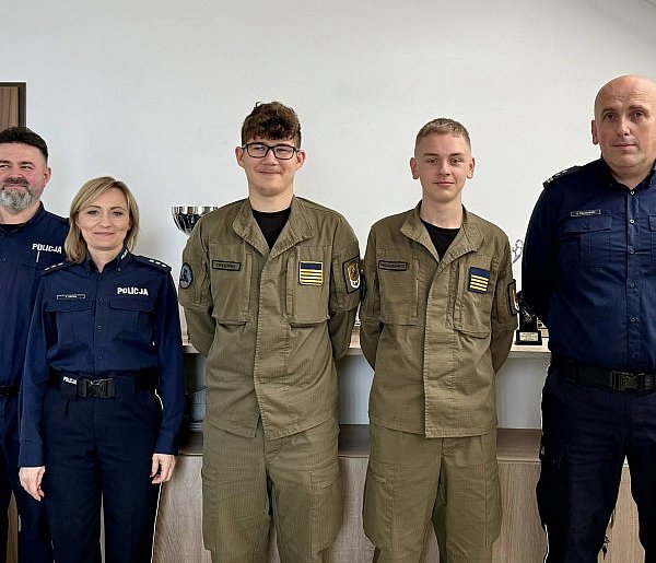 Maciej i Jakub pomogli zatrzymać przestępcę. Podziękował im szef policji-72948