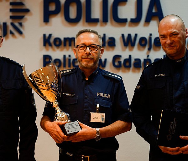 Romuald Wierzba z KPP Kartuzy najlepszym dyżurnym na Pomorzu!-72936