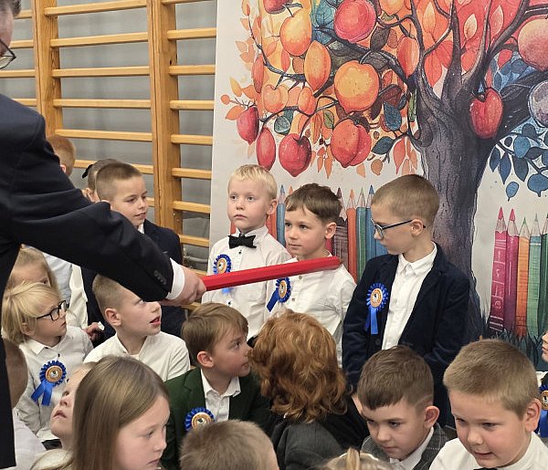 Żukowo. Jubileuszowe ślubowanie. Pierwszaki są już pełnoprawnymi uczniami-73038