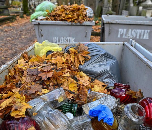 Po 1 listopada na wysypiska trafiają tony odpadów cmentarnych-73395
