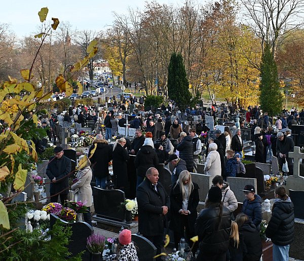 Uroczystość Wszystkich Świętych na kartuskim cmentarzu-73394