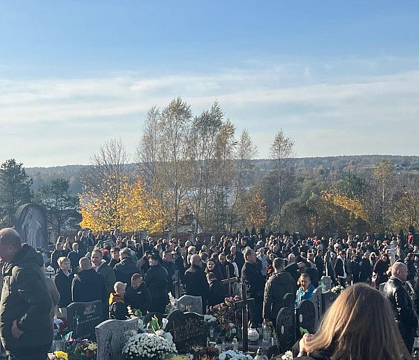 Gowidlino. W Dzień Wszystkich Świętych tłumnie odwiedzano cmentarz-73409