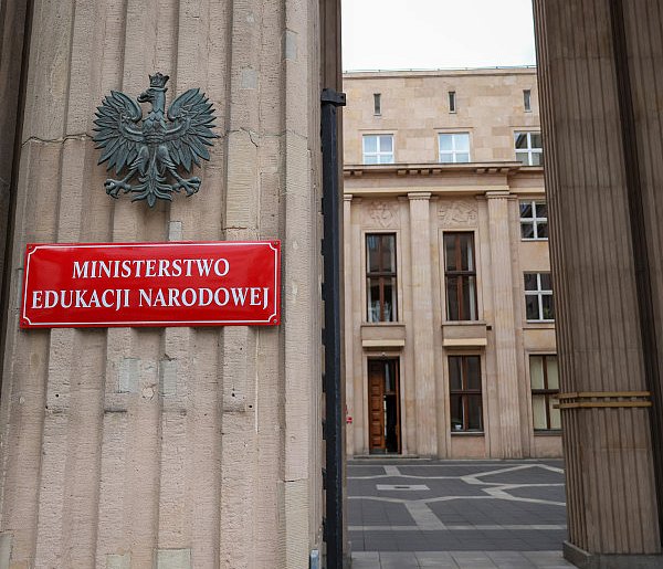 Nauczyciele nie będą mieli statusu funkcjonariuszy publicznych?-73595