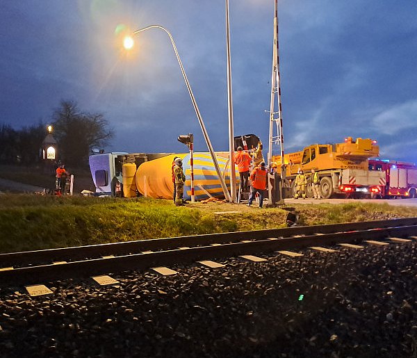 Żukowo. Zderzenie ciężarówki z betoniarką. Jedna osoba ranna-73841