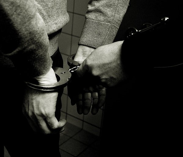 Poszukiwani w rękach policji. Jeden z nich oferował narkotyki nieletnim-73820