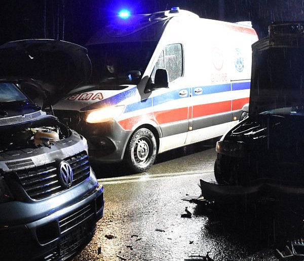 Smolniki. Zderzenie audi z volkswagenem na skrzyżowaniu-73955