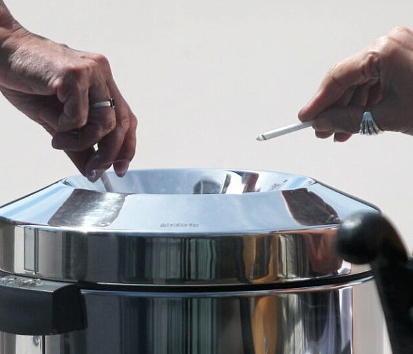 Zakaz palenia papierosów obowiązuje od lat. Ale palaczy nie ubyło-73968