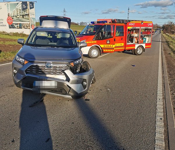Lniska. Wypadek z udziałem motocyklisty. Jedna osoba w szpitalu-73961