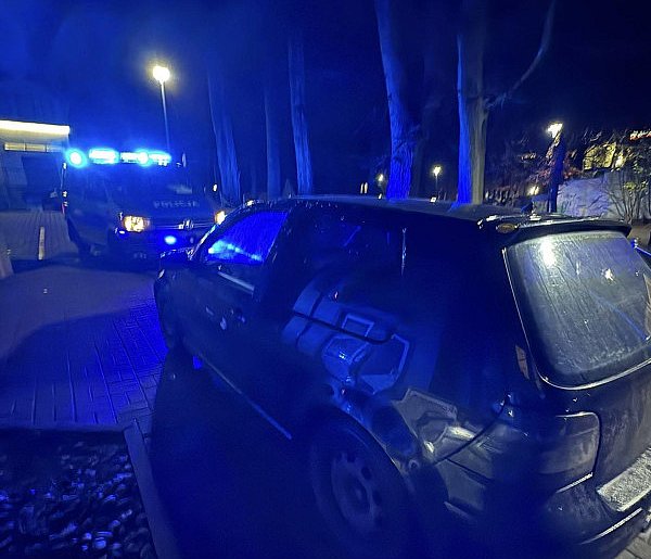 Kartuzy. Uderzył w prywatny samochód policjanta. Przyczyną nie był pech-74135