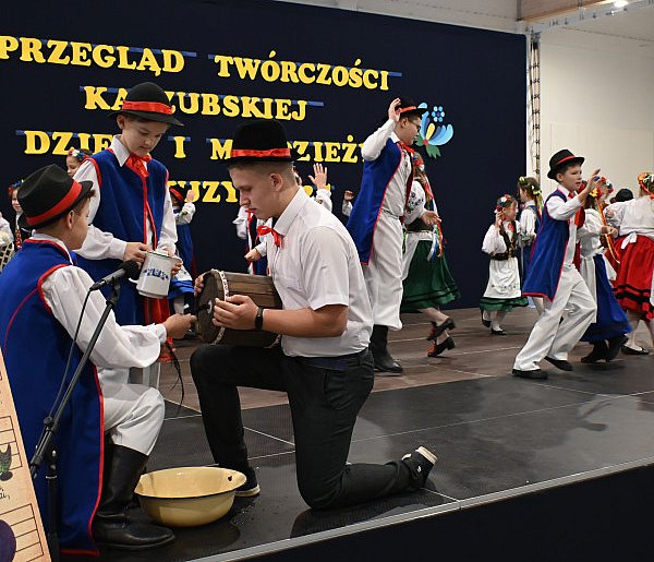 Kaszubskie zespoły dziecięce prezentowały w Kartuzach swoje talenty-74105