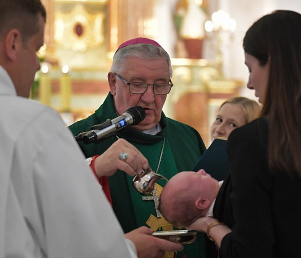 Biskupi uznali, że nie można odmówić chrztu dziecku z in vitro-74178