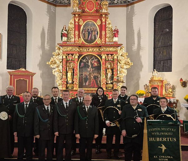 Goręczyno. Hubertowskie świętowanie: muzyka myśliwska zabrzmiała w świątyni-74219