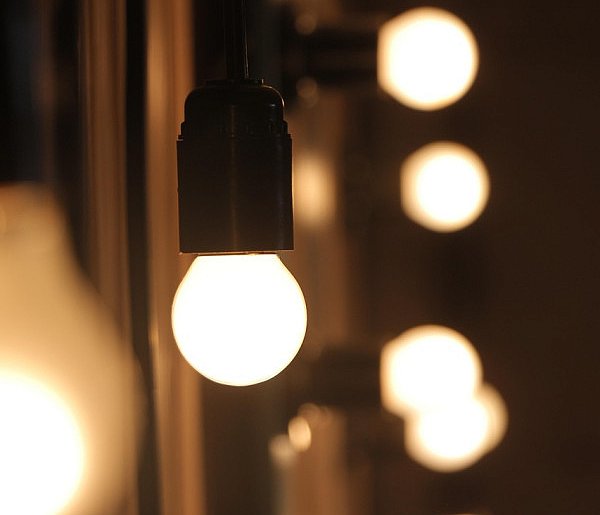 Rachunki za prąd pójdą w dół. Rząd usuwa opłatę doliczaną od lat-74567