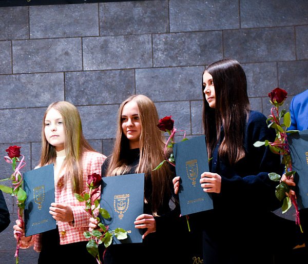 Chmielno. Najlepsi uczniowie, sportowcy i studenci odebrali stypendia-74721
