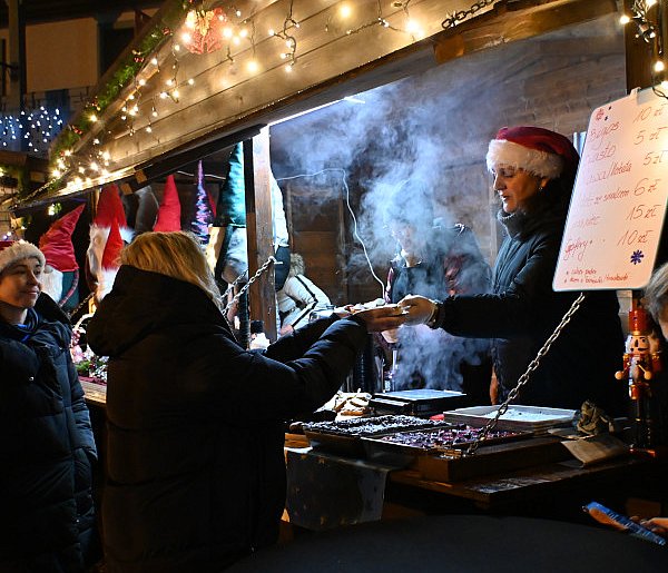 Zapach pierników i grzanego wina: ruszył Jarmark Bożonarodzeniowy w Żukowie-74871