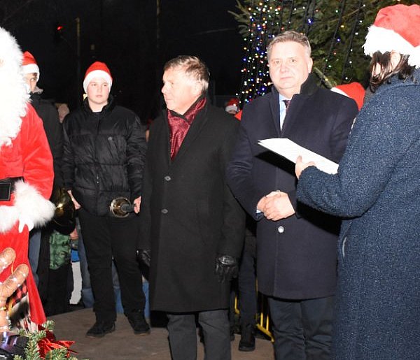 Sierakowicka choinka rozbłysła. Ale coś było nie tak...-74886