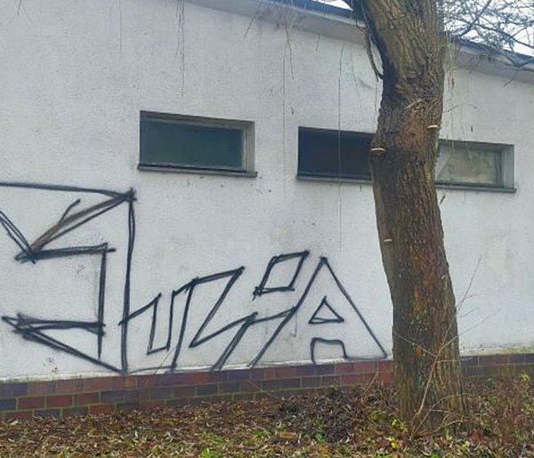 Kartuzy. 40-letni "Romeo" zatrzymany. Malował imię ukochanej na budynkach-74949