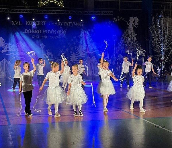 Kiełpino. Prezentowali talenty i wspomogli potrzebujących uczniów-74994