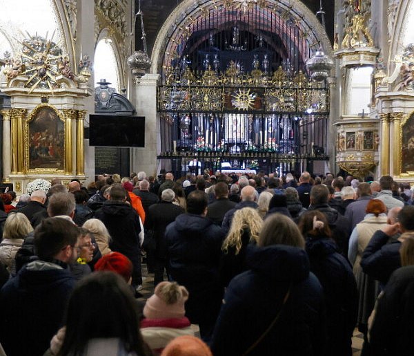 Stabilizuje się frekwencja na mszach i liczba przystępujących do Komunii św.-75249