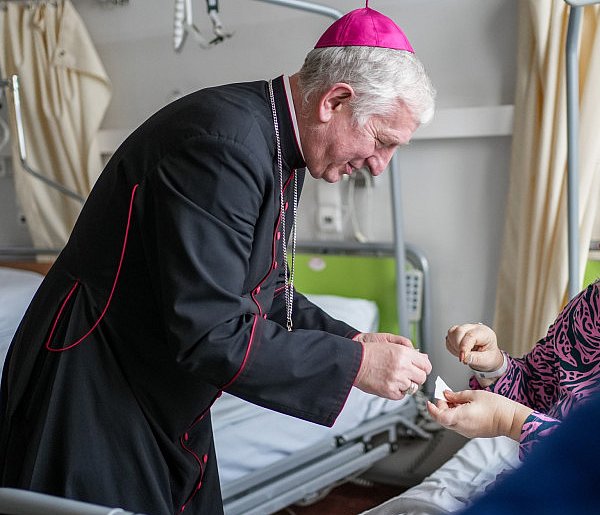 Biskup pelpliński z przedświąteczną wizytą w szpitalu i hospicjum-75357