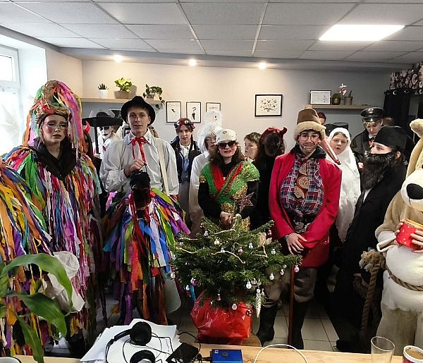 Kaszubska Gwiazdka wędruje po Kartuzach. Była też w naszej redakcji!-75360