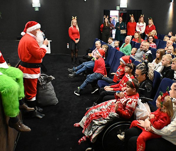 Mikołaj i Grinch zawitali do Kartuz - to niespodzianka dla rodzin zastępczych-75432