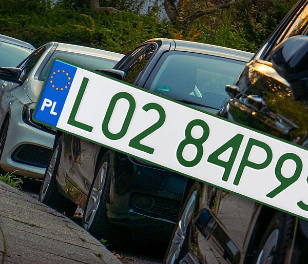 Tablice z zielonymi napisami na kolejnych autach. Nie chodzi o "elektryki"-75580