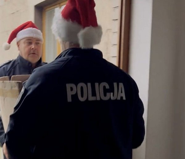 Kartuscy policjanci zorganizowali świąteczną akcję charytatywną-75637