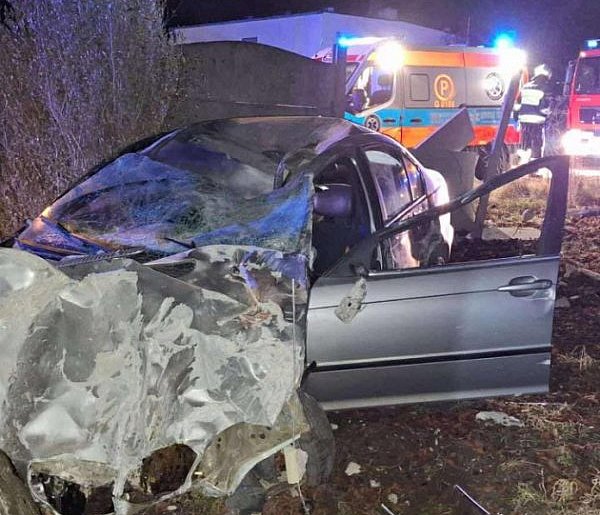 Niestępowo. Koszmarne uderzenie w betonowe ogrodzenie-75778