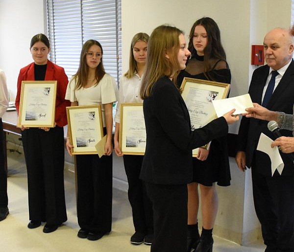 Halina Buchacz wręczyła nagrody najlepszym uczniom z jęz. kaszubskiego-75748