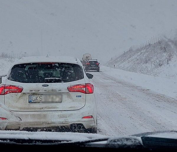 Fatalne warunki na drogach. Kłopoty kierowców na OMT w rejonie Żukowa-75802