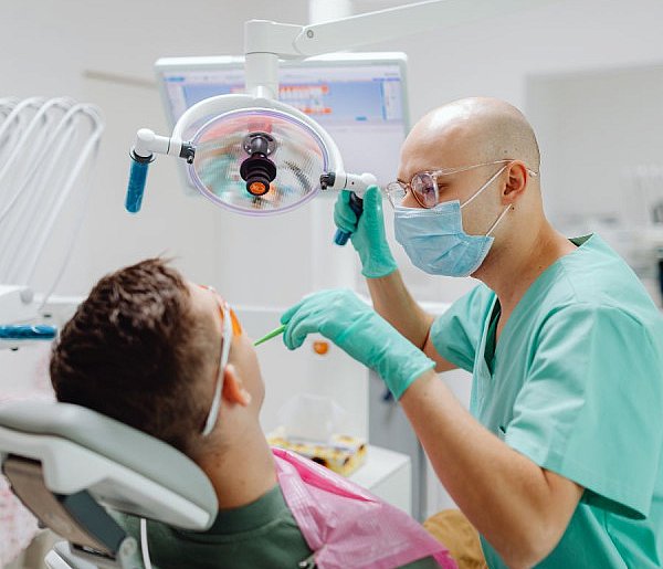 Roboty w gabinetach dentystycznych? Pacjenci na razie mówią "nie"-75934