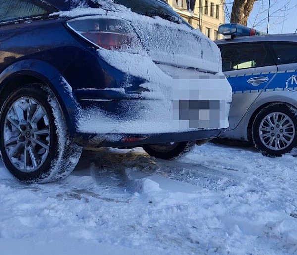 Policjanci zwrócili uwagę na zaśnieżony samochód. Kierowca ma kłopoty-75976