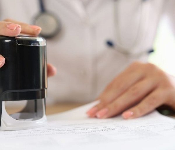 Zwolnienie na przełomie roku? Jak wpływa na zasiłek chorobowy?-75946