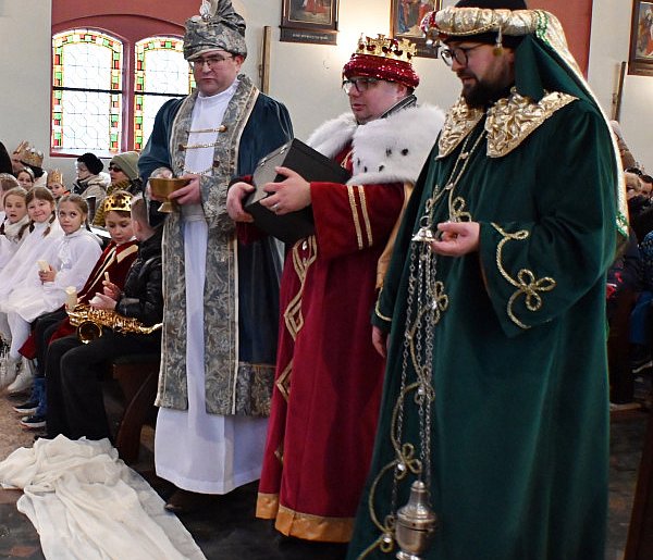 Trzej monarchowie wraz z kolorowymi orszakami podążali ulicami Kartuz-75991