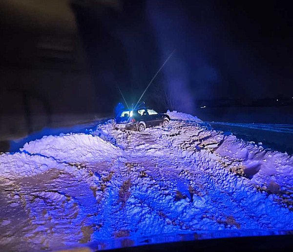 Kartuzy. Nocny pościg za kierowcą Volkswagena. Auto wylądowało w zaspie-76018