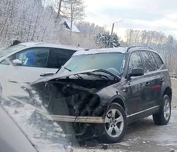 Puzdrowo - Sierakowice. Zderzenie aut. Na miejscu działają służby-76117