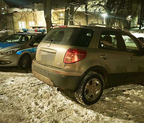 Kierowca zaparkował, wyłączył światła i... udawał, że nie prowadził-76171