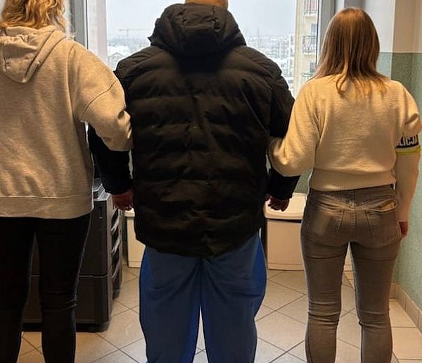 Miał 2,5 promila i był poszukiwany za kradzież czekolad. Wpadł po kolizji-76342