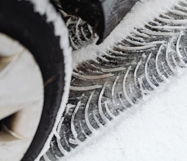 Jazda na oponach letnich zimą powinna być zakazana?-76348