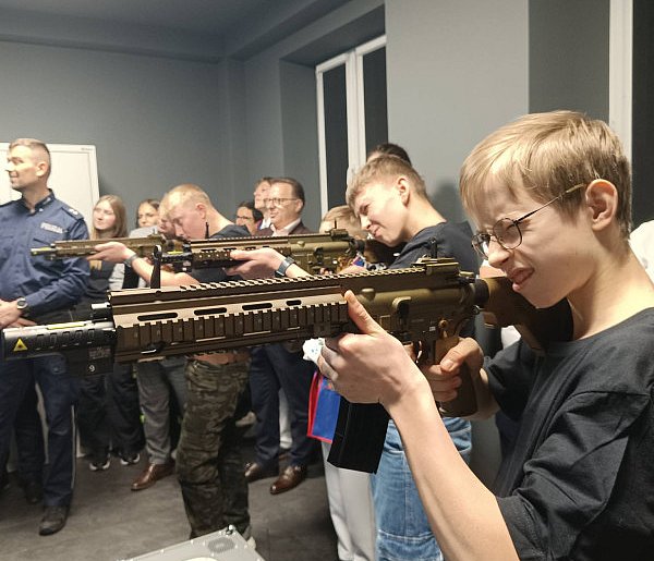 Pomieczyno. W szkole otwarto nowoczesną strzelnicę wirtualną-76489