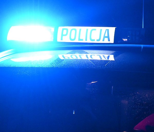 Dramatyczna akcja w Otominie. Policjanci uratowali życie 46-latki-76510
