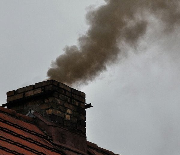 Ponad 2,5 miliona gospodarstw domowych wciąż korzysta z "kopciuchów"-76540