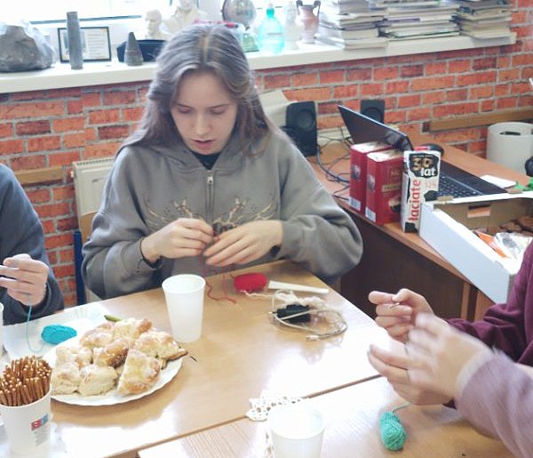 Uczennice organizują cykl warsztatów dla młodzieży i seniorów-76621