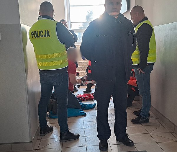 Mężczyzna chciał protestować w UG Sierakowice. Interweniowała policja