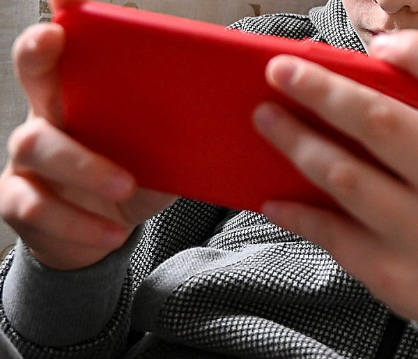 Coraz więcej z nas dostrzega problem z social mediami